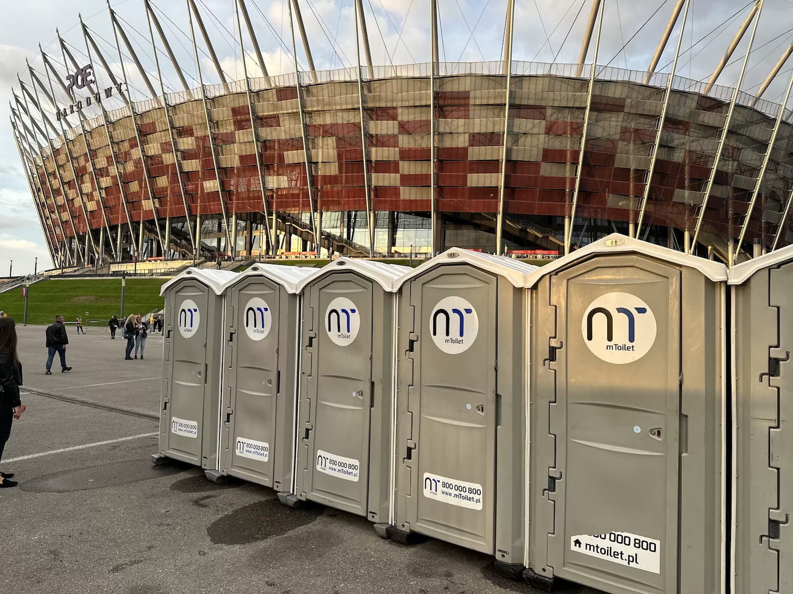 Toalety przenośne mToilet przed Stadionem Narodowym